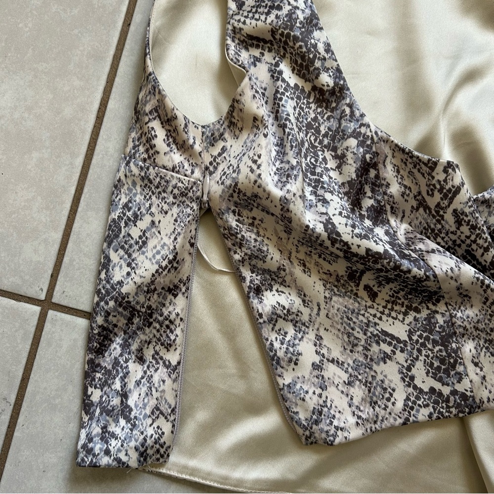 Abercrombie & Fitch Satin Sculpt Shell Top (Snakeskin) - Picture 4 of 8